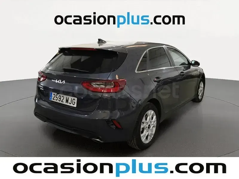 Usado Kia Ceed 136 CV (100 kW) 2023 Gris / plata Utilitario