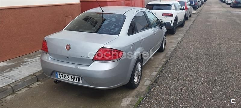 Usado Fiat Linea Dynamic 120 CV (88 kW) 2011 Gris / plata Berlina
