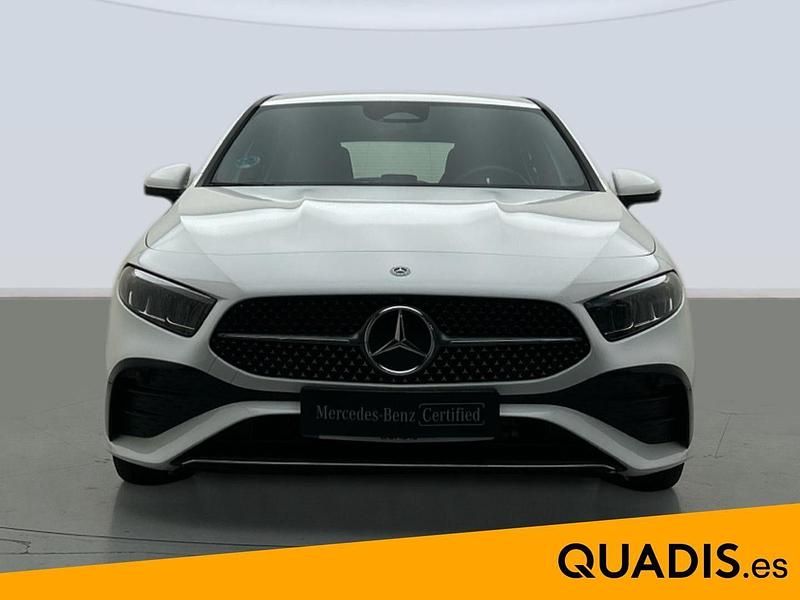 Usado Mercedes A180 AMG line 116 CV (85 kW) 2024 Blanco Berlina