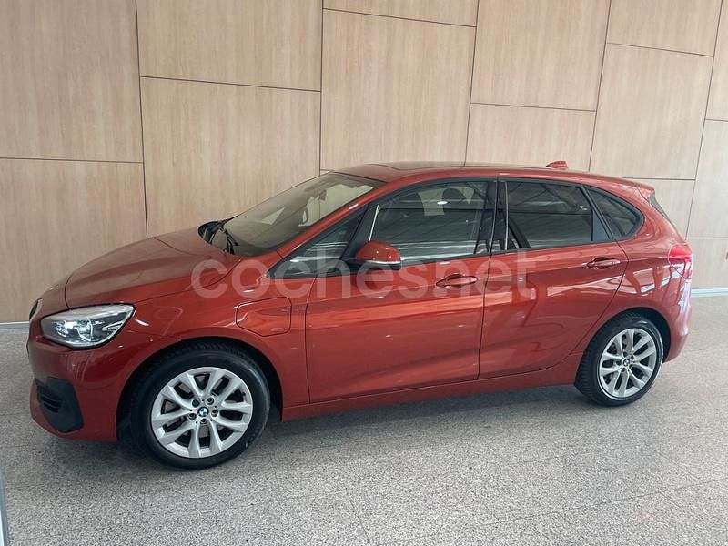 Usado BMW 225 Active Tourer iPerformance 220 CV (161 kW) 2021 Granate Monovolumen