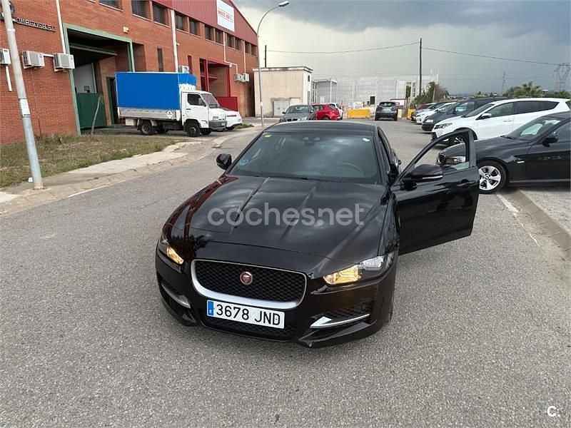 Usado Jaguar XE R-Sport 180 CV (132 kW) 2016 Negro Berlina