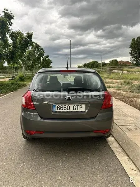 Używany Kia Ceed 90 KM (66 kW) 2010 Szary Hatchback