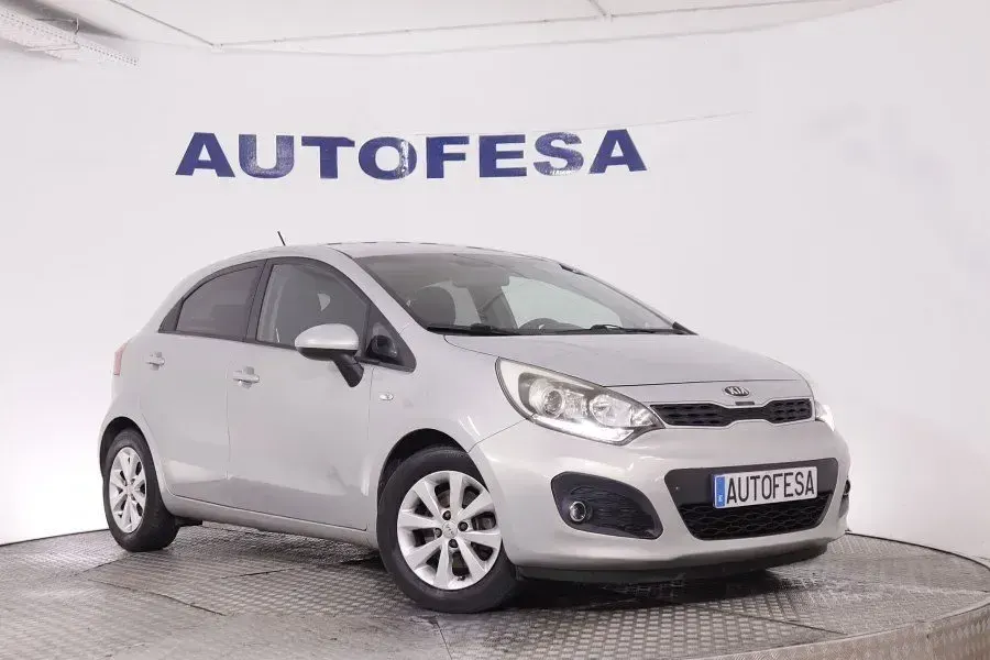 Usado Kia Rio Active 85 CV (62 kW) 2015 Plata