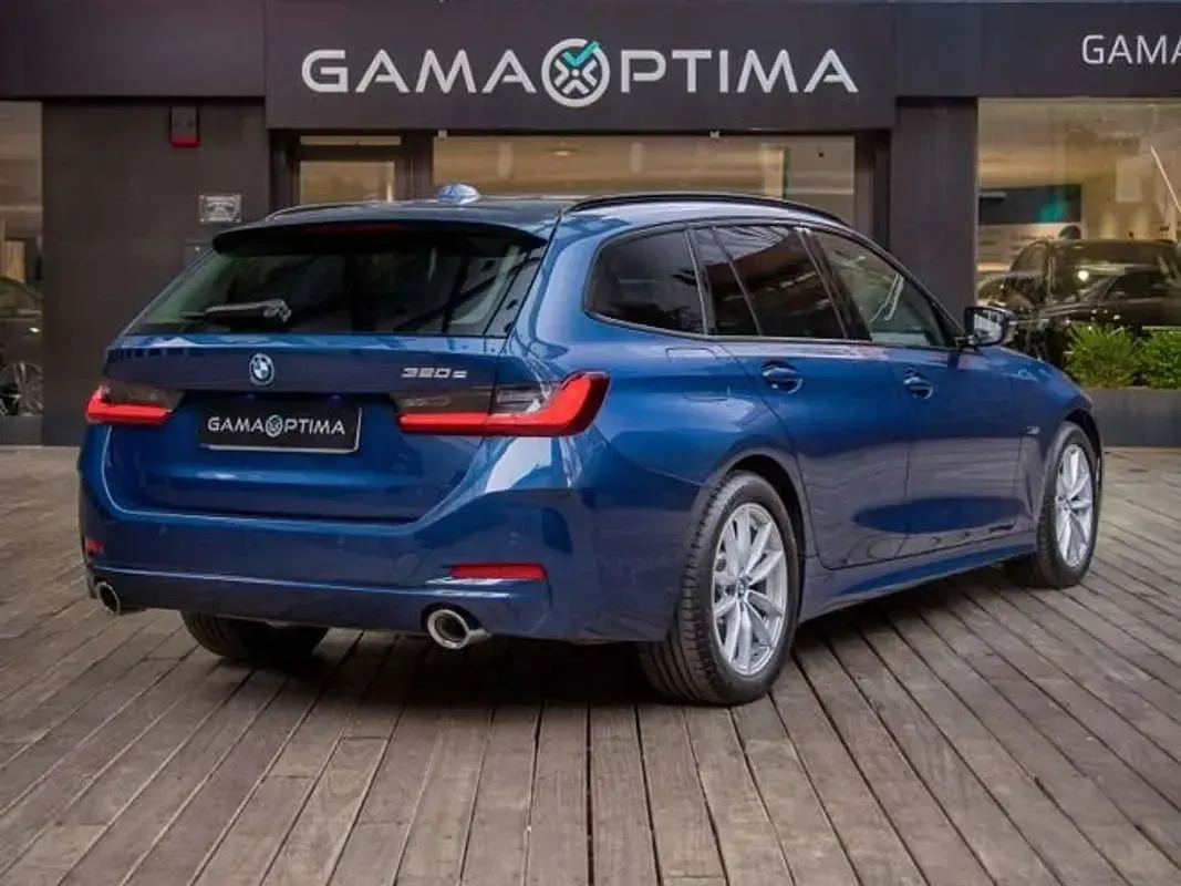 Usado BMW 320e Comfort Edition 2023 Azul Familiar
