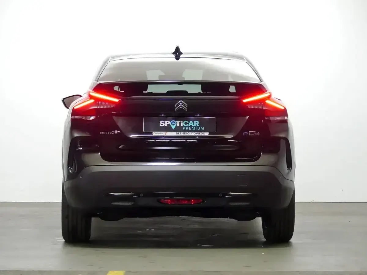 Usado Citroën e-C4 Shine 100 kW (136 HP) 2023 Preto Citadino