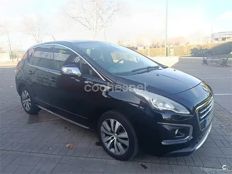 Usado Peugeot 3008 Access 120 CV (88 kW) 2015 Negro Familiar