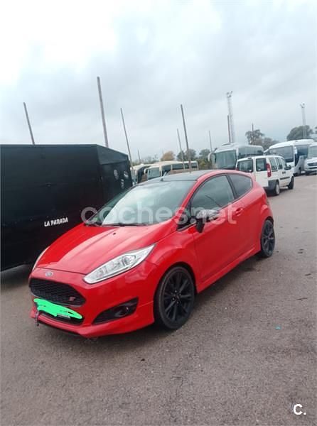 Usado Ford Fiesta 140 CV (102 kW) 2015 Rojo Berlina
