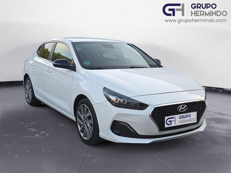 Usado Hyundai i30 Style 140 CV (102 kW) 2020 Blanco Berlina