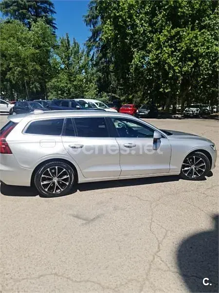 Usado Volvo V60 Momentum 150 CV (110 kW) 2021 Gris / plata Familiar