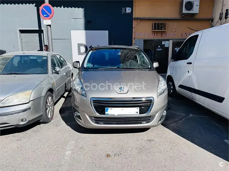 Usado Peugeot 5008 Style 130 CV (95 kW) 2016 Gris / plata Monovolumen