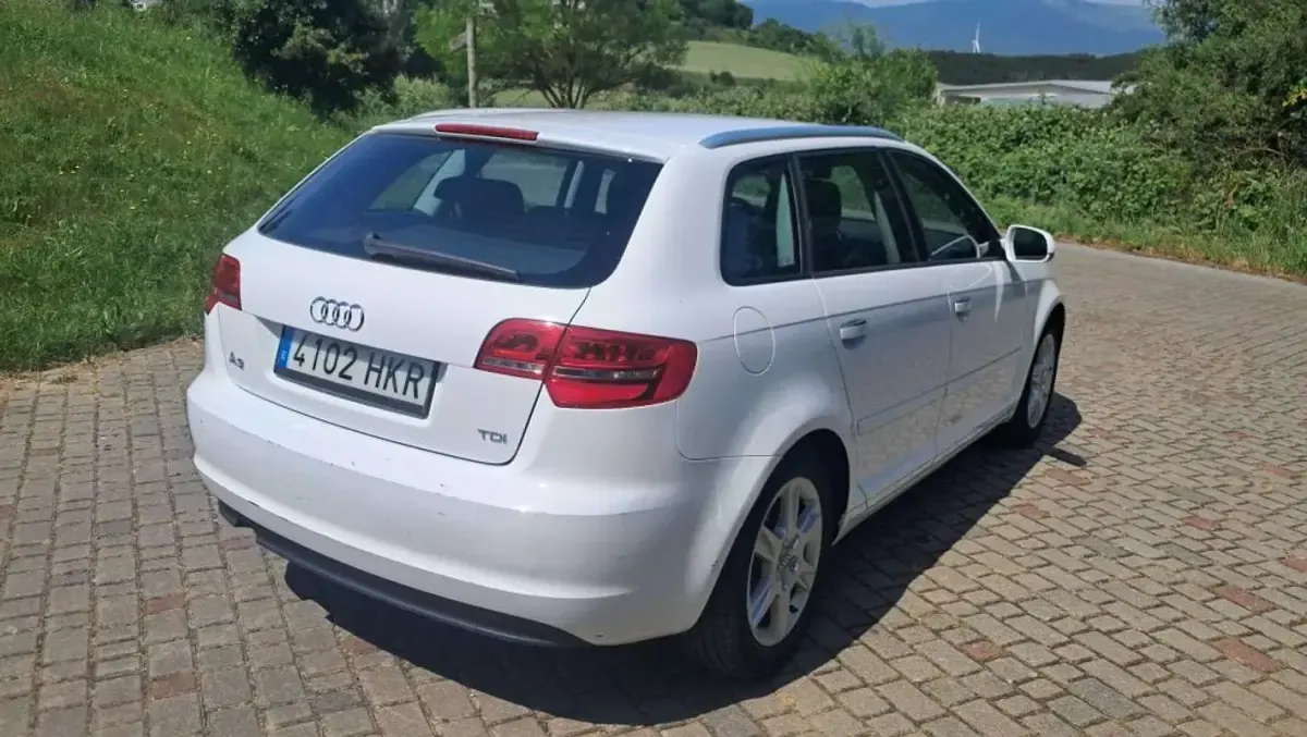 Usado Audi A3 Sportback Attraction 105 CV (77 kW) 2012 Blanco Utilitario