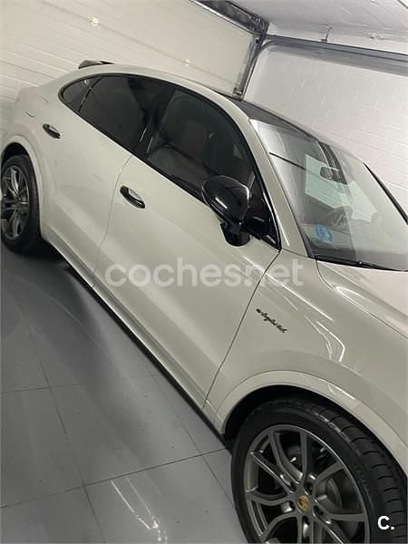 Usado Porsche Cayenne Coupe Platinum Edition 462 CV (339 kW) 2022 Gris / plata Coupe