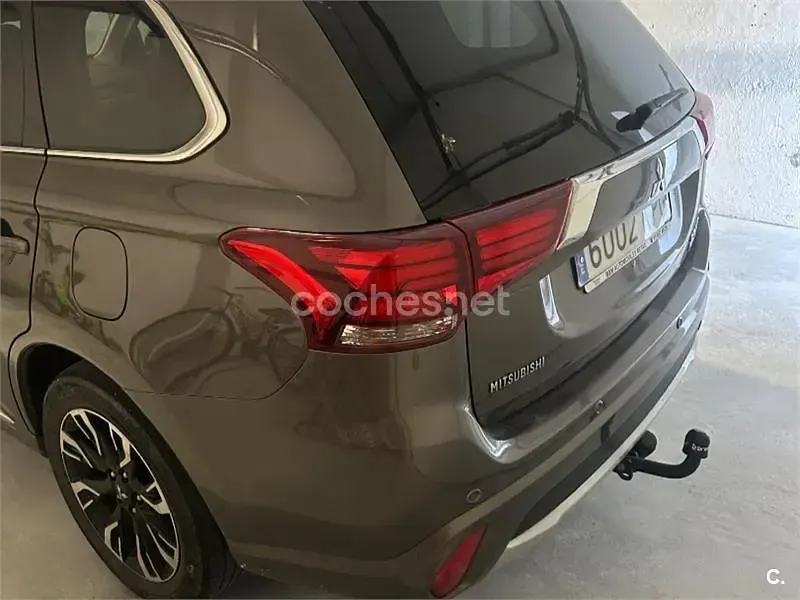 Usado Mitsubishi Outlander P-HEV 203 CV (149 kW) 2018 Marrón SUV