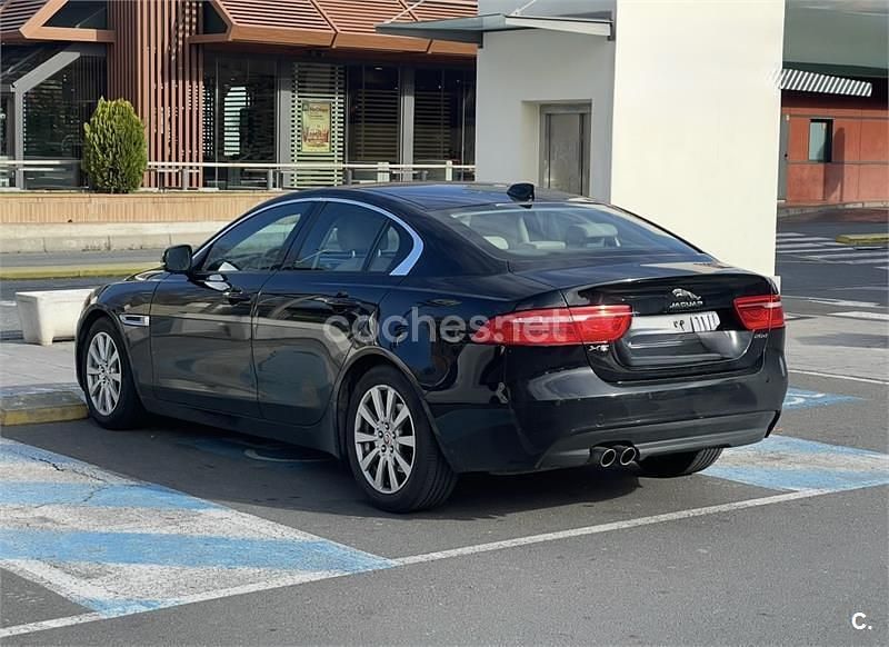 Usado Jaguar XE Prestige 240 CV (176 kW) 2018 Negro Berlina