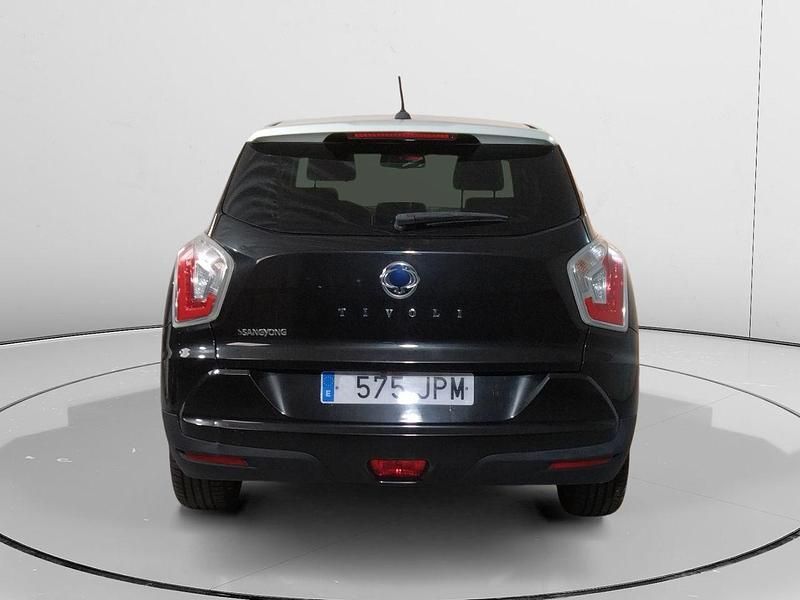 Usado Ssangyong (KGM) Tivoli 128 CV (94 kW) 2016 Negro SUV