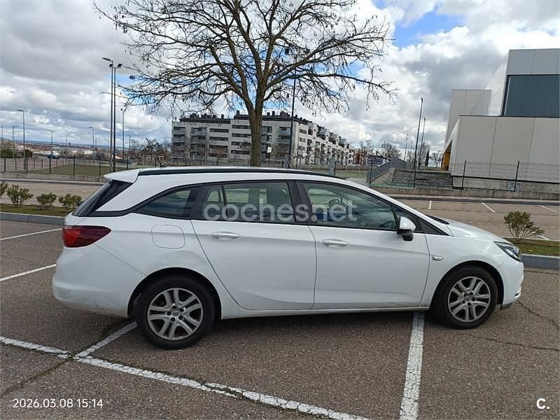 Usado Opel Astra Business 110 CV (80 kW) 2017 Blanco Familiar