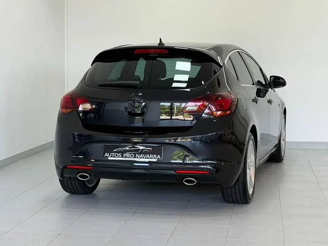 Usado Opel Astra S 194 CV (142 kW) 2014 Negro Utilitario