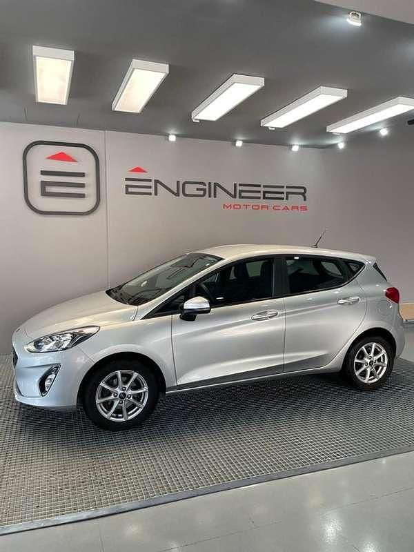 Usado Ford Fiesta Trend+ 86 CV (63 kW) 2018 Gris Utilitario
