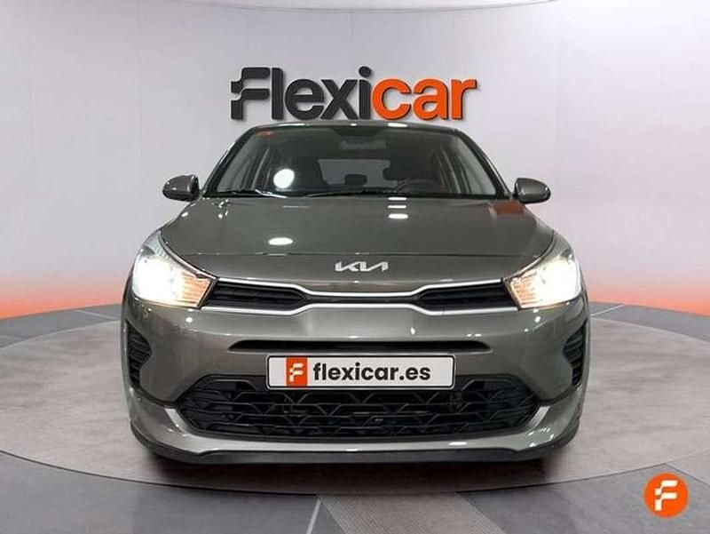 Usado Kia Rio 84 CV (61 kW) 2022 Gris Utilitario
