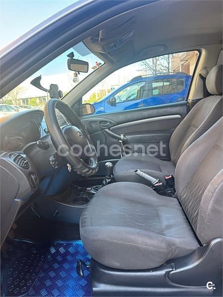 Usado Ford Focus Trend 100 CV (73 kW) 2003 Gris / plata Berlina