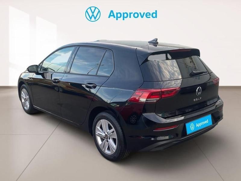 Usado VW Golf VIII Life 110 CV (80 kW) 2023 Negro profundo (efecto perla) Berlina