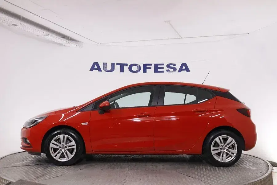 Usado Opel Astra Selective 125 CV (91 kW) 2018 Rojo