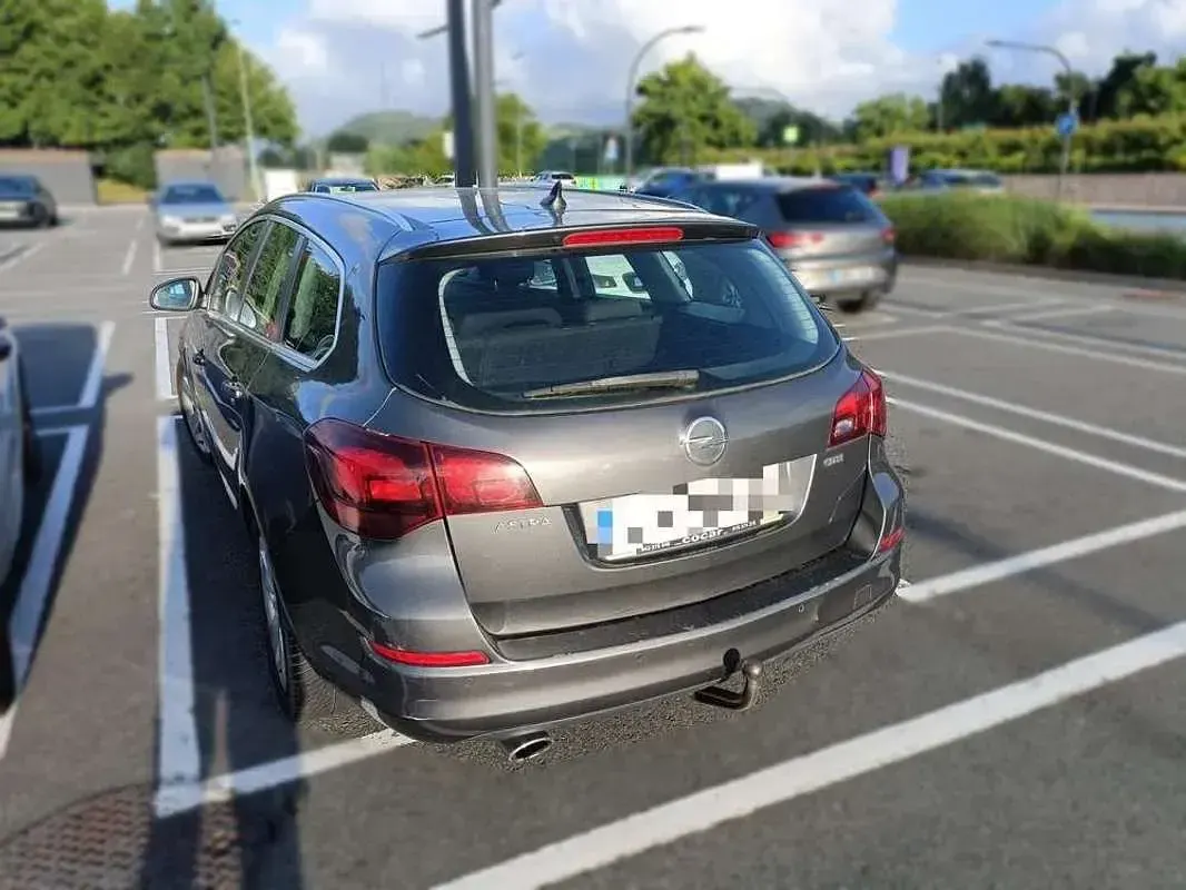 Usado Opel Astra Sport 165 CV (121 kW) 2011 Gris Familiar
