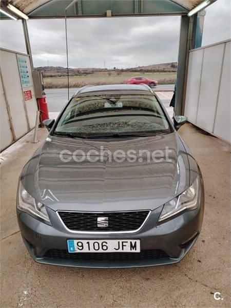 Usado Seat Leon ST Reference 105 CV (77 kW) 2015 Gris / plata Familiar