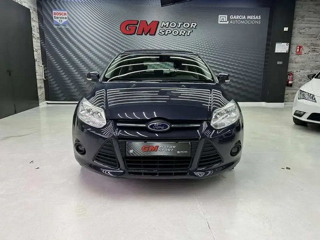 Usado Ford Focus Trend 124 CV (91 kW) 2013 Gris Berlina