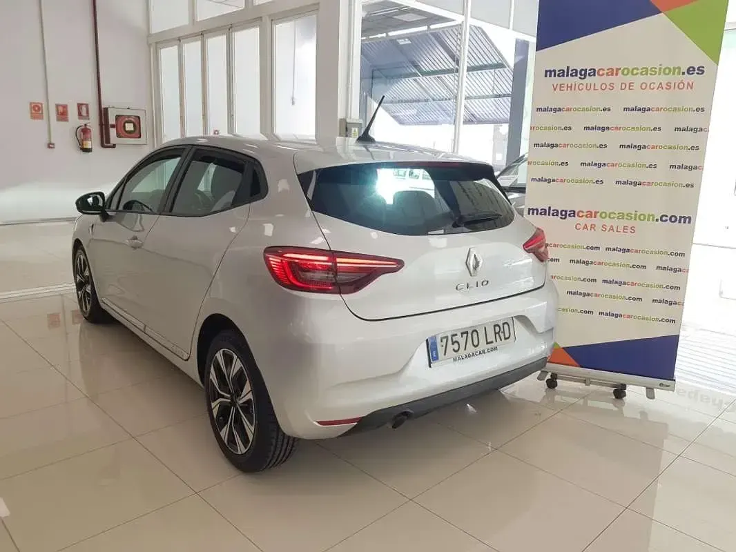 Usado Renault Clio LIMITED 91 CV (66 kW) 2021 Plateado Utilitario