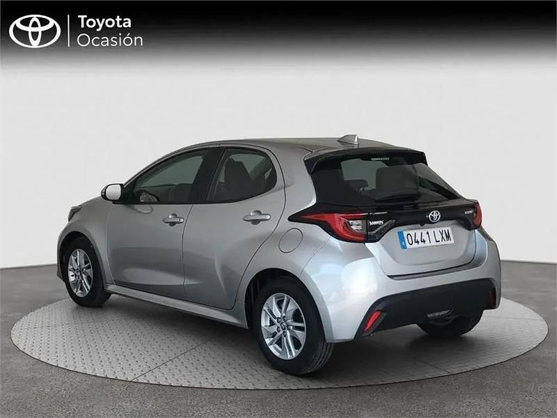 Usado Toyota Yaris Hybrid Active 116 CV (85 kW) 2022 Gris Monovolumen
