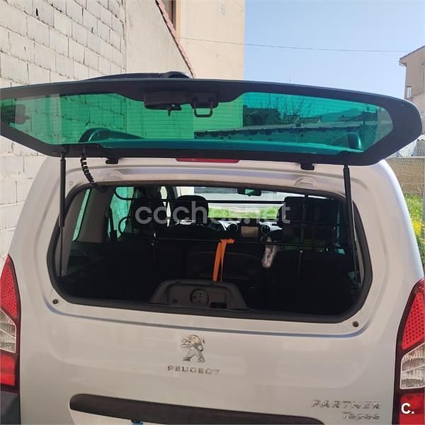 Usado Peugeot Partner Tepee Active 120 CV (88 kW) 2016 Gris / plata Monovolumen