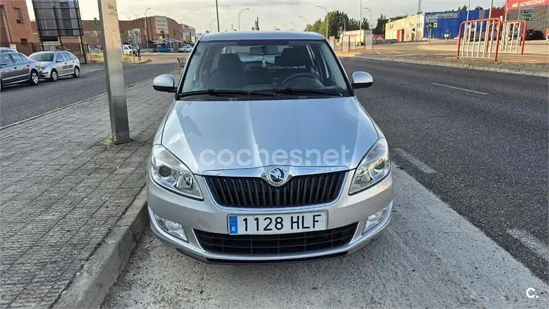 Usado Skoda Fabia Ambition 60 CV (44 kW) 2012 Gris / plata Berlina
