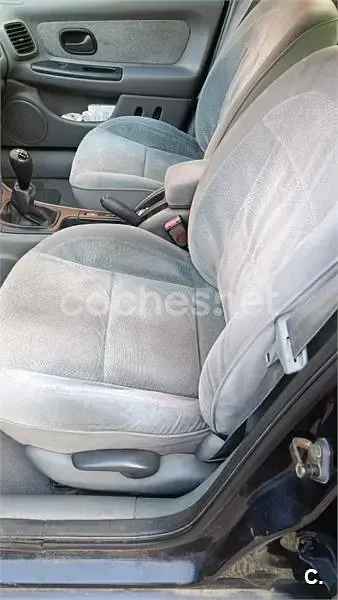 Usado Renault Laguna 110 CV (80 kW) 2000 Azul Berlina