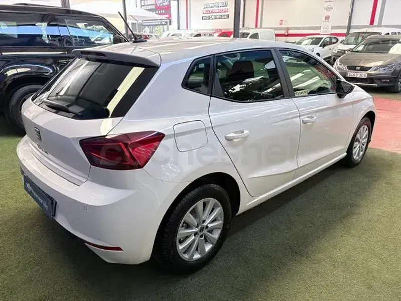 Usado Seat Ibiza Style Plus 110 CV (80 kW) 2022 Blanco Utilitario