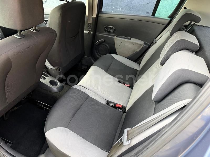 Usado Renault Clio II Business 70 CV (51 kW) 2009 Gris / plata Berlina