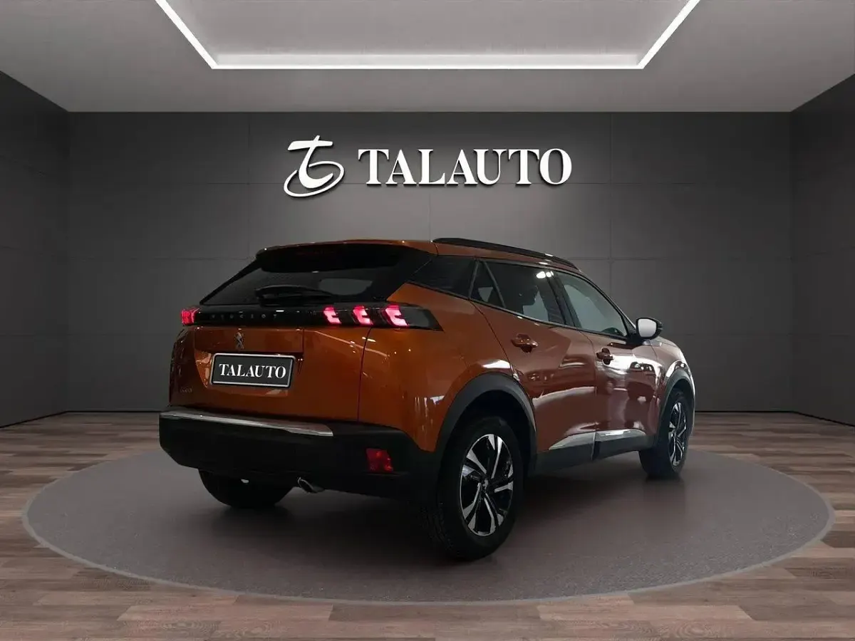 Usado Peugeot 2008 Allure 110 CV (80 kW) 2022 Naranja SUV