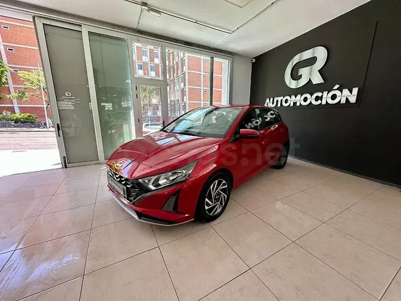 Usado Hyundai i20 100 CV (73 kW) 2023 Rojo Utilitario