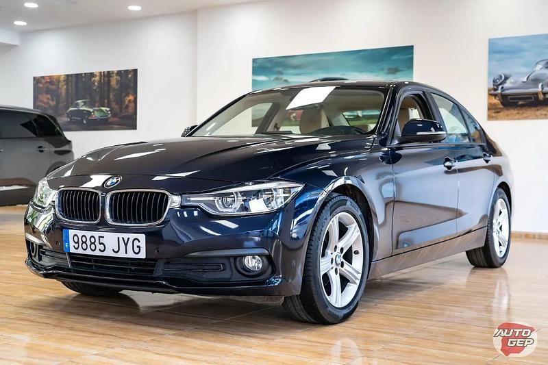 Usado BMW 318 Comfort Edition 150 HP (110 kW) 2017 Azul Sedan