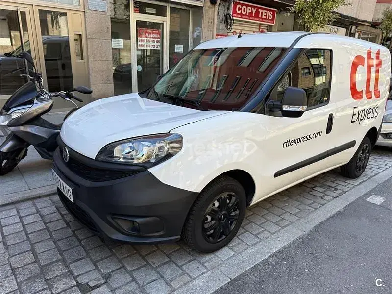 Usado Fiat Doblò Easy 95 CV (69 kW) 2019 Blanco Monovolumen