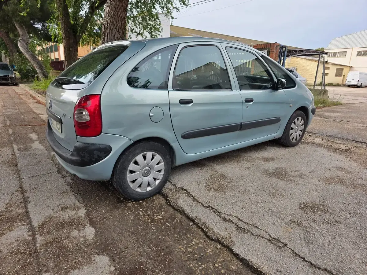 Usado Citroën Xsara Picasso 90 CV (66 kW) 2004 Azul Monovolumen