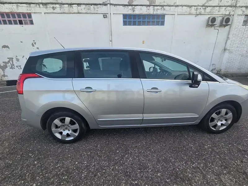 Usado Peugeot 5008 110 CV (80 kW) 2009 Gris / plata Monovolumen