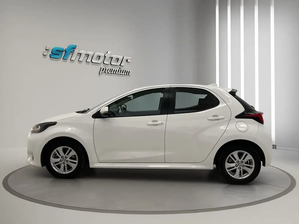 Usado Toyota Yaris Hybrid Active 116 CV (85 kW) 2021 Blanco metalizado Berlina
