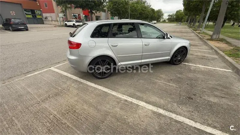 Usado Audi A3 Sportback Attraction 160 CV (117 kW) 2010 Gris / plata Utilitario
