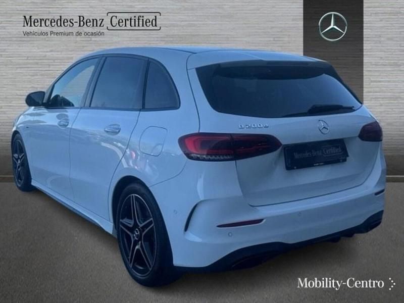 Usado Mercedes B200 AMG line 150 CV (110 kW) 2021 Blanco polar  pintura unicolor Monovolumen