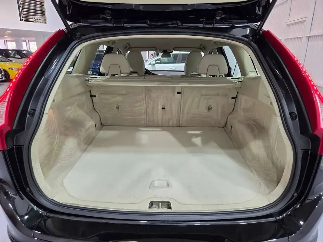 Usado Volvo XC60 Kinetic 136 CV (100 kW) 2014 Negro SUV