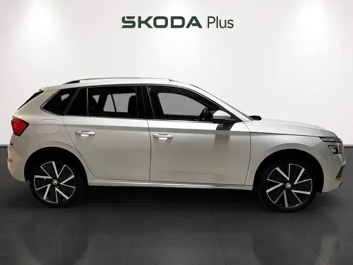 Usado Skoda Kamiq Sport 110 CV (80 kW) 2023 Gris plata SUV