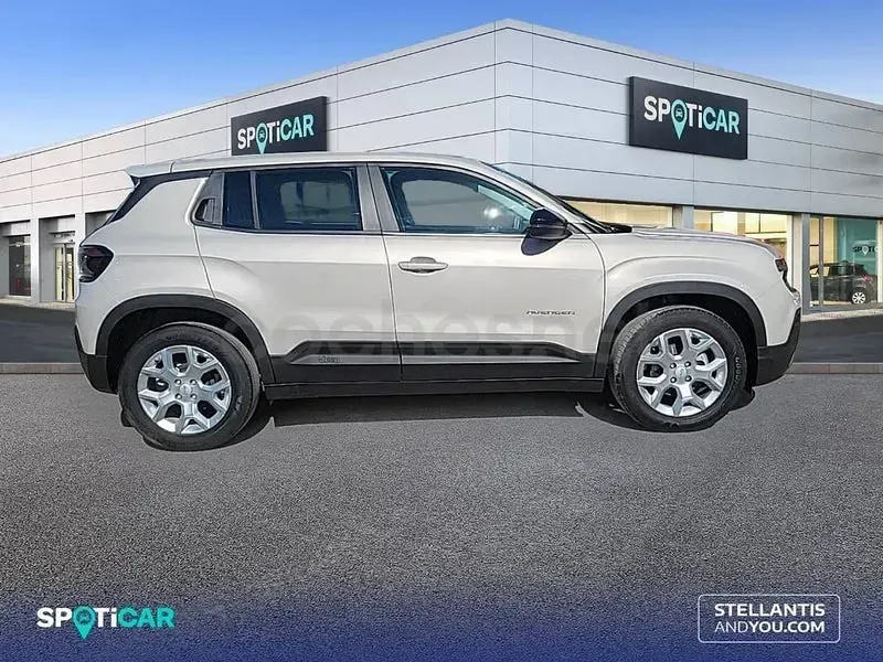 Usado Jeep Avenger Altitude 100 CV (73 kW) 2025 Gris / plata SUV