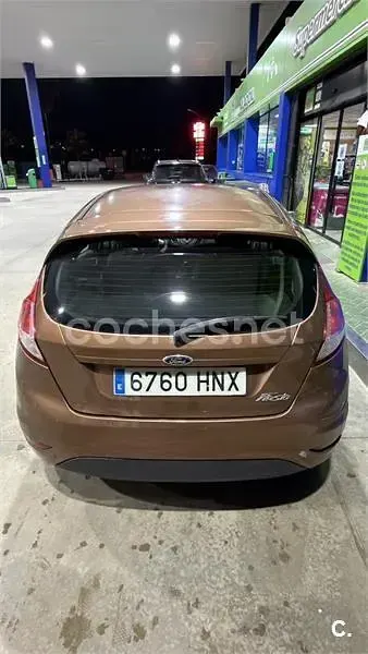 Usado Ford Fiesta Trend 82 CV (60 kW) 2013 Naranja Berlina