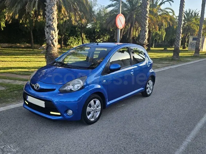 Usado Toyota Aygo City 68 CV (50 kW) 2012 Azul Utilitario